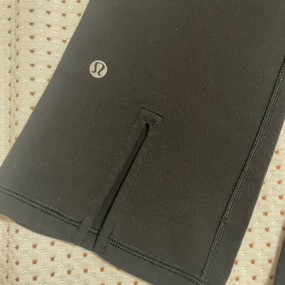 Women 💙🖤Lululemon Gather & Crow Crop
Black/Tonka Stripe Angel Blue, size 4 - Picture 11 of 11